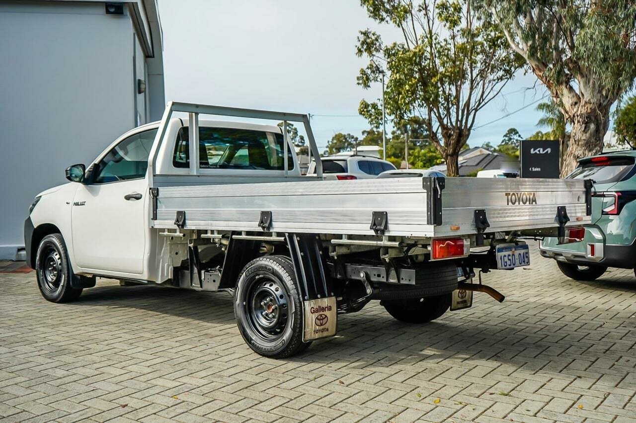 Toyota Hilux image 2
