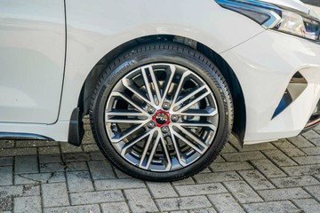 https://vehicle-cdn.autoleague.cloud/15795_41012333_12.jpg