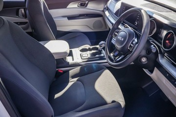 https://vehicle-cdn.autoleague.cloud/15795_41012503_18.jpg