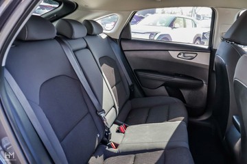 https://vehicle-cdn.autoleague.cloud/15795_41012531_19.jpg