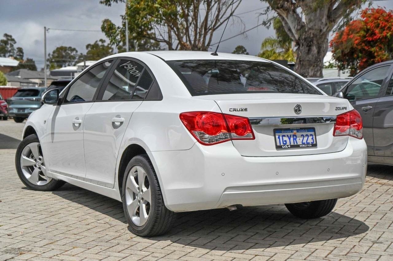 Holden Cruze image 3