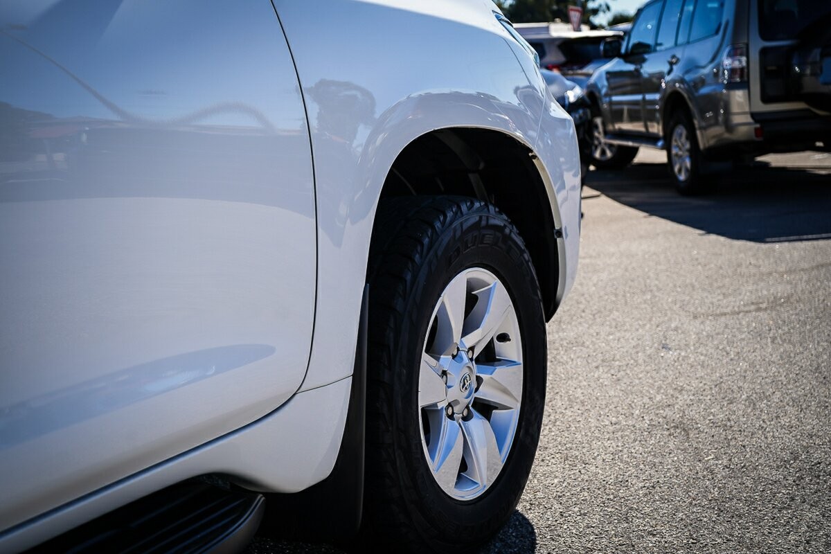 Toyota Landcruiser Prado image 4