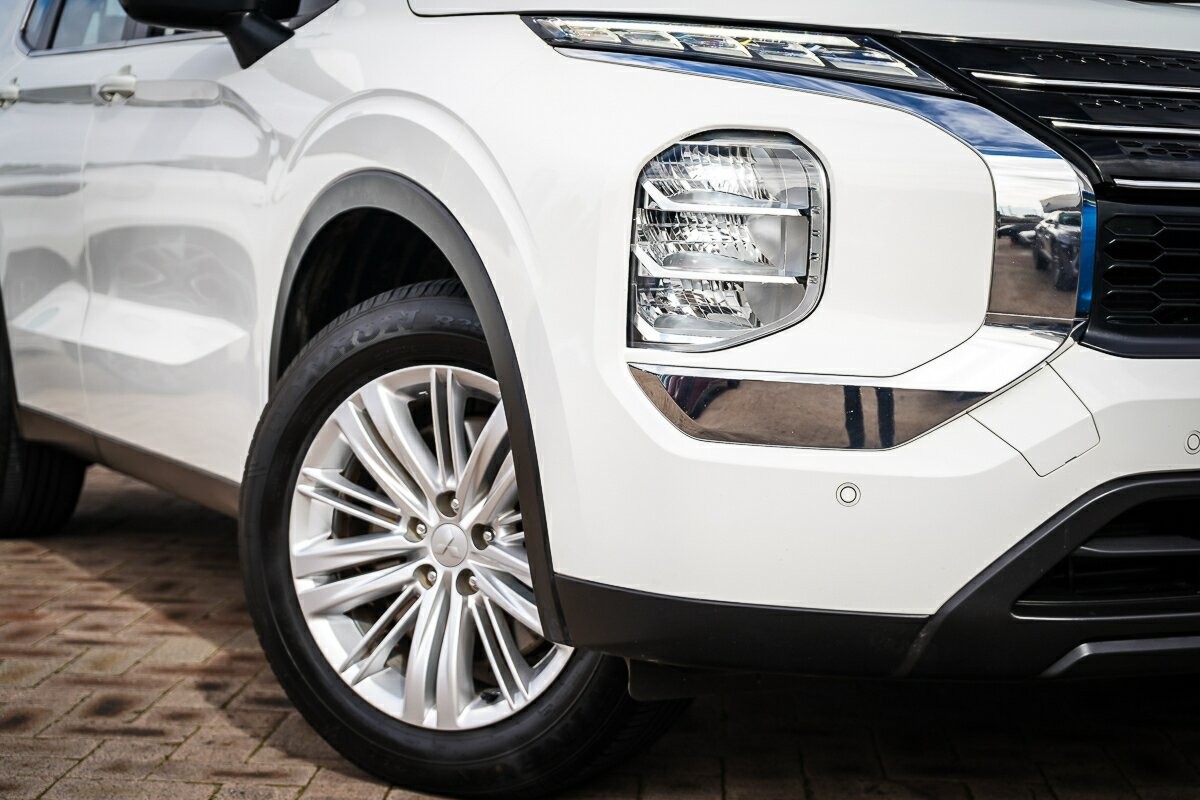 Mitsubishi Outlander image 2