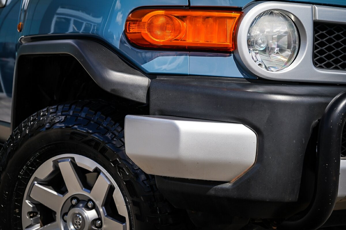 Toyota Fj Cruiser image 2