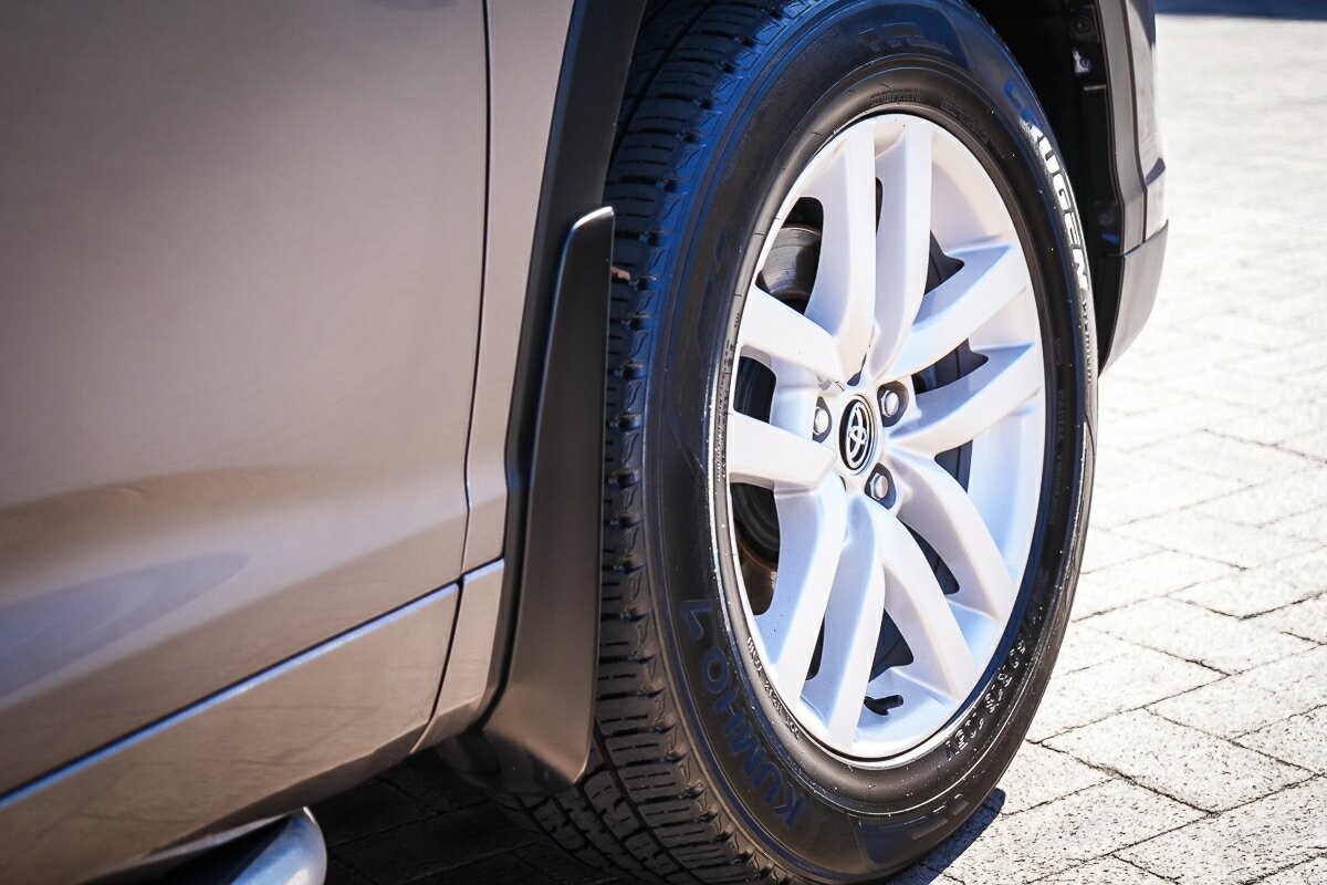 Toyota Kluger image 3