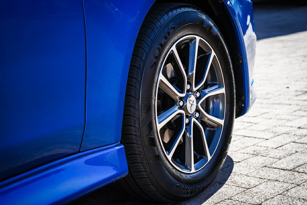 Mitsubishi Lancer image 2