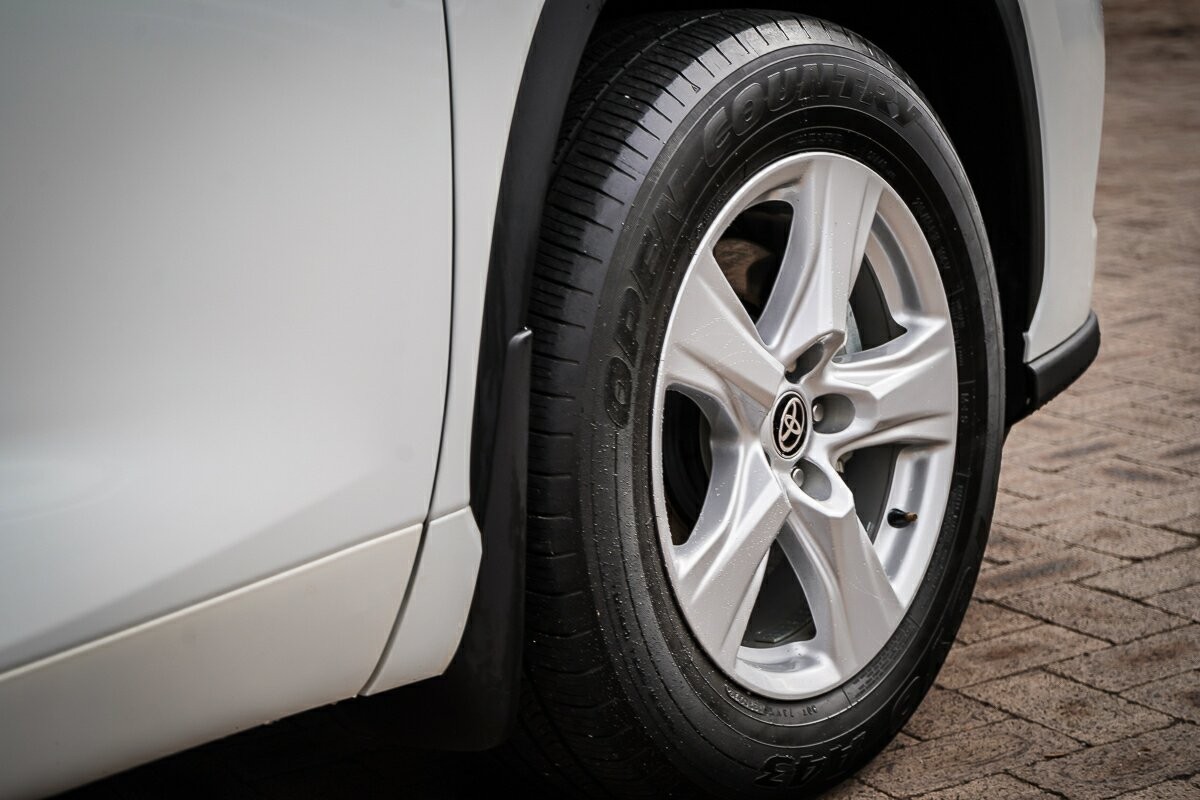 Toyota Kluger image 2