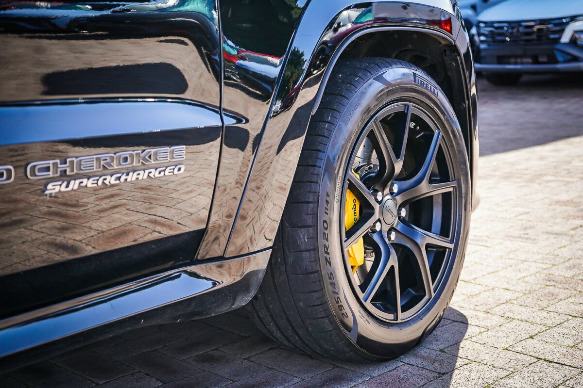 Jeep Grand Cherokee image 4