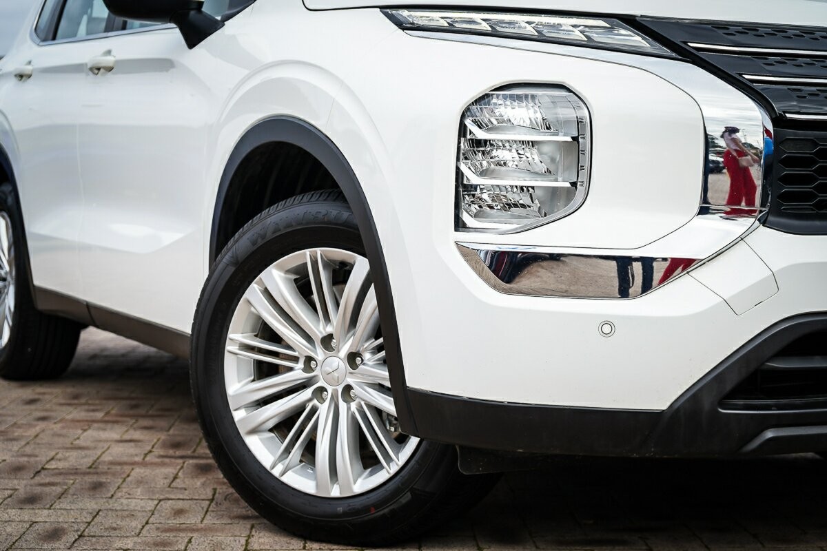 Mitsubishi Outlander image 2