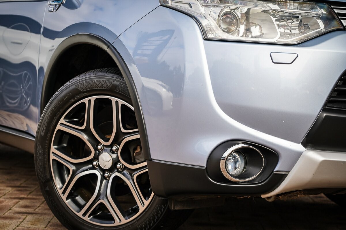 Mitsubishi Outlander image 2