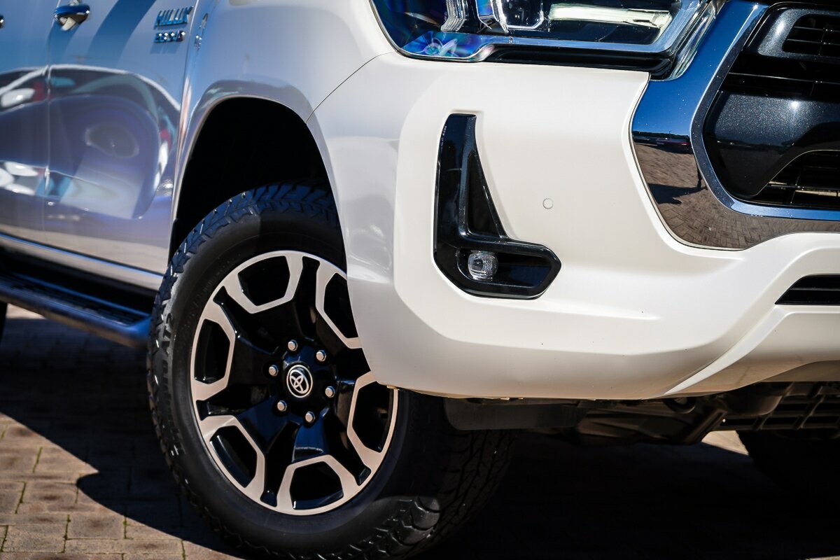 Toyota Hilux image 2