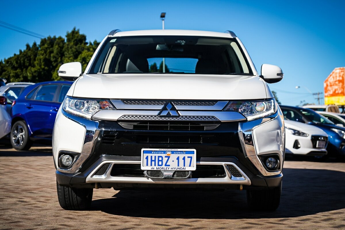 Mitsubishi Outlander image 2
