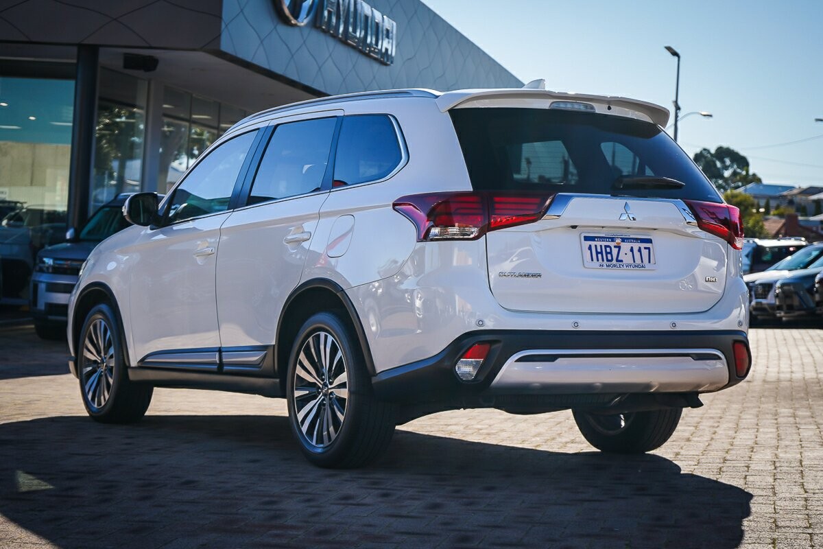 Mitsubishi Outlander image 4