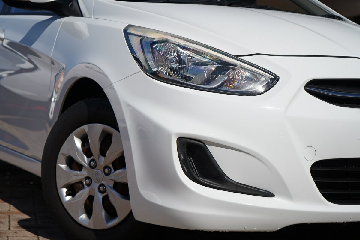 Hyundai Accent image 2