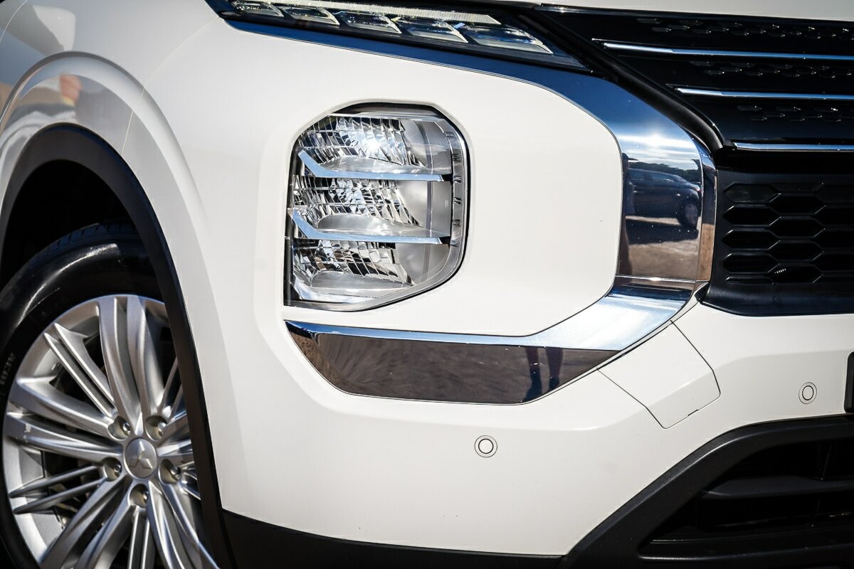 Mitsubishi Outlander image 2