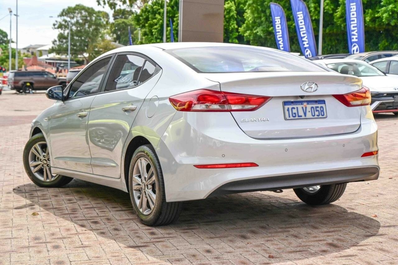 Hyundai Elantra image 3