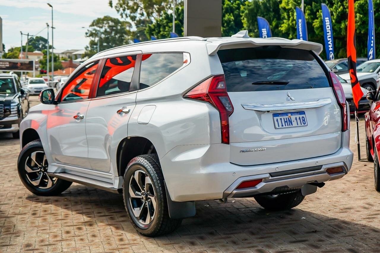 Mitsubishi Pajero Sport image 2