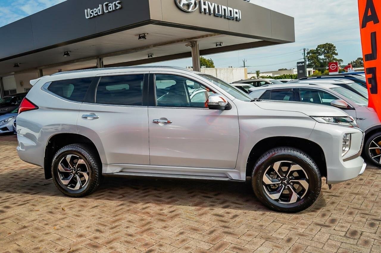 Mitsubishi Pajero Sport image 3