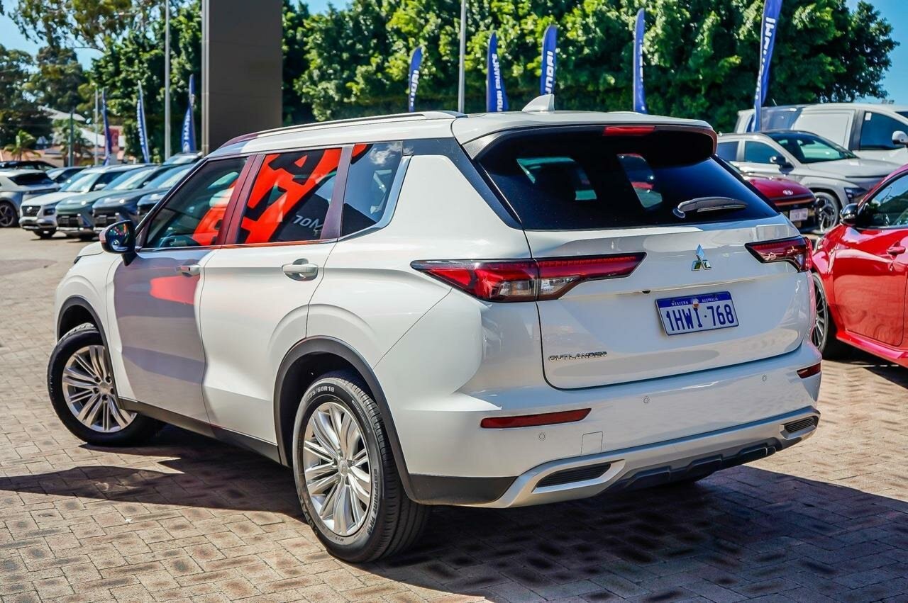 Mitsubishi Outlander image 2