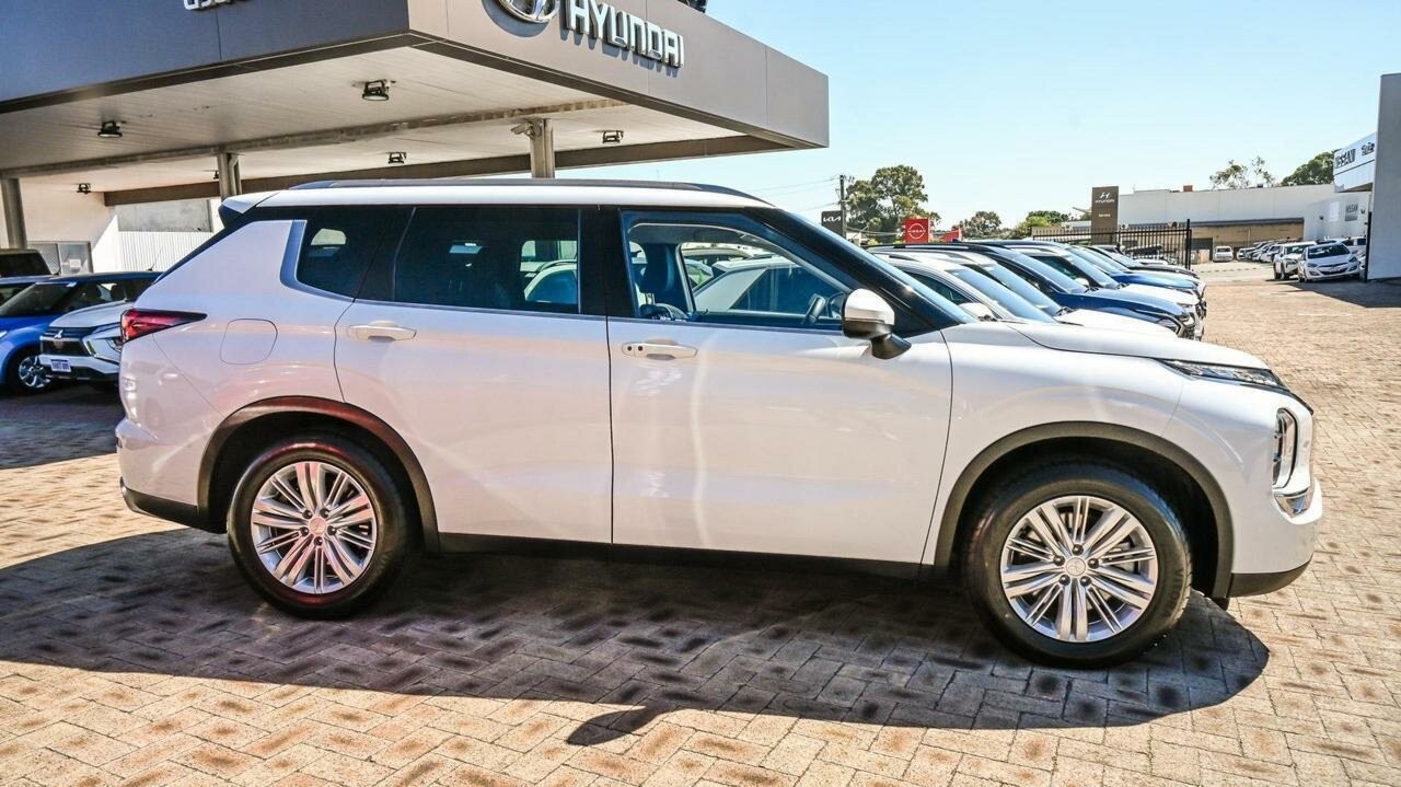 Mitsubishi Outlander image 2