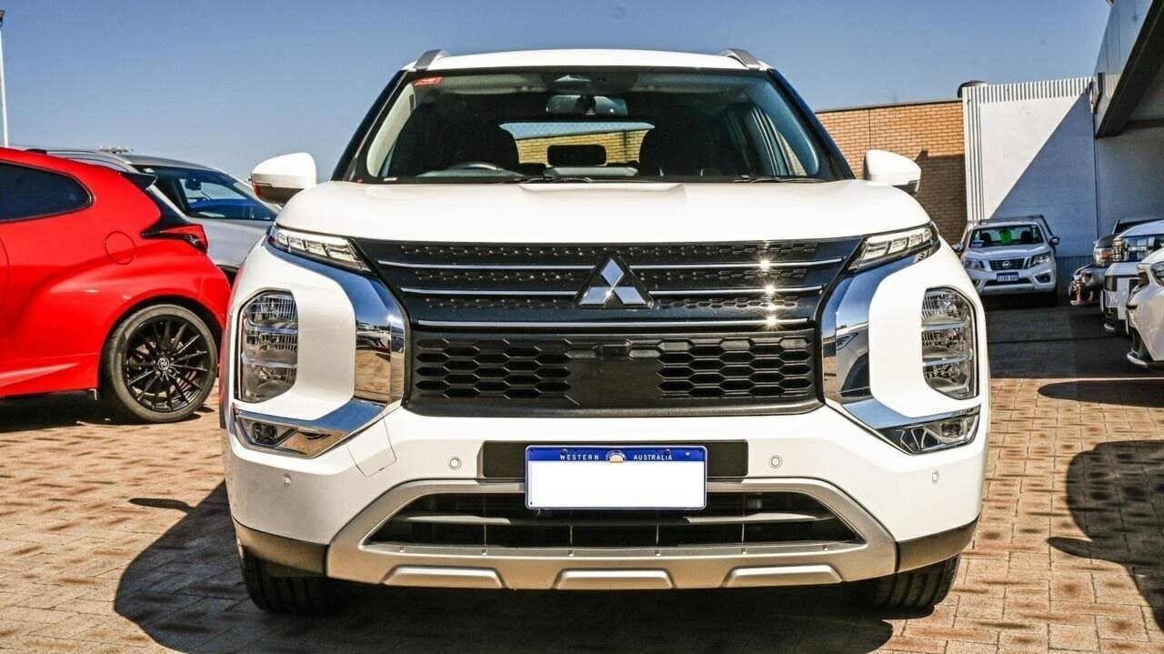 Mitsubishi Outlander image 3