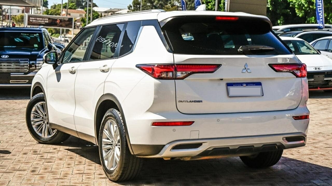 Mitsubishi Outlander image 4