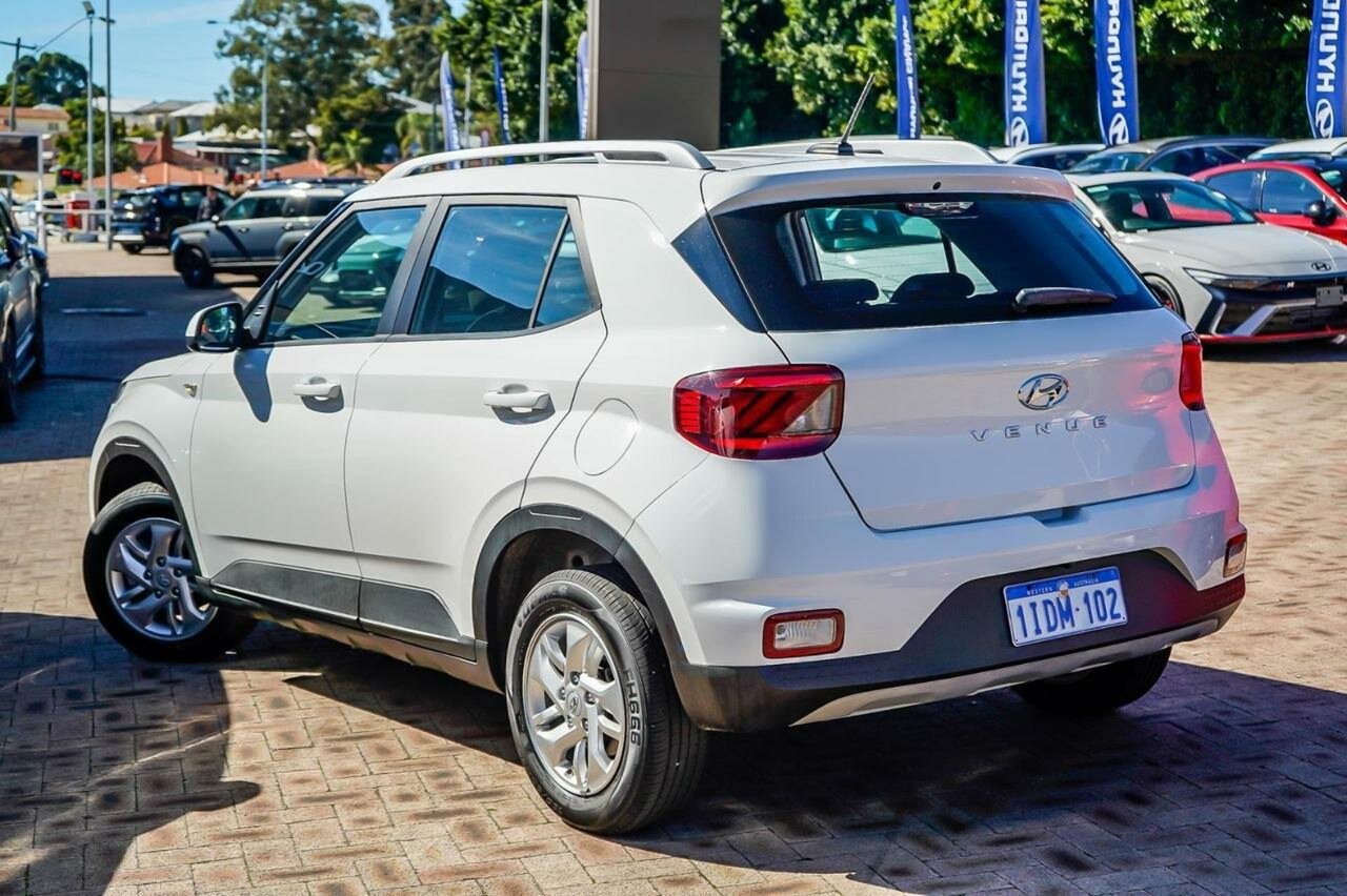Hyundai Venue image 2