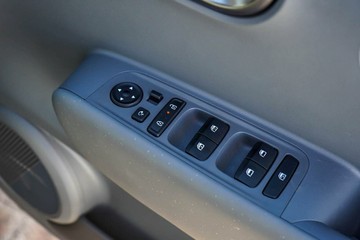 https://vehicle-cdn.autoleague.cloud/17006_41012044_25.jpg