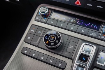 https://vehicle-cdn.autoleague.cloud/17006_41012222_18.jpg