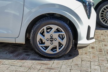 https://vehicle-cdn.autoleague.cloud/17006_41012302_10.jpg