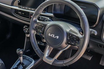 https://vehicle-cdn.autoleague.cloud/17006_41012302_16.jpg