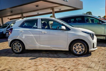 https://vehicle-cdn.autoleague.cloud/17006_41012308_3.jpg