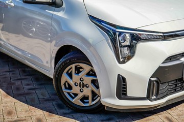 https://vehicle-cdn.autoleague.cloud/17006_41012308_6.jpg