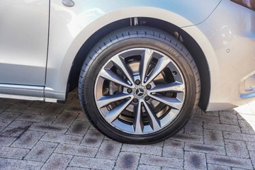 https://vehicle-cdn.autoleague.cloud/17006_41012336_14.jpg