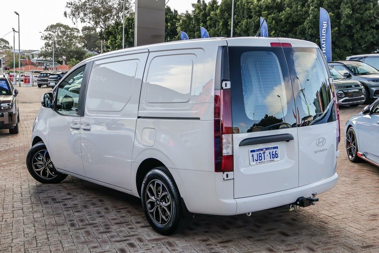 Hyundai Staria image 2