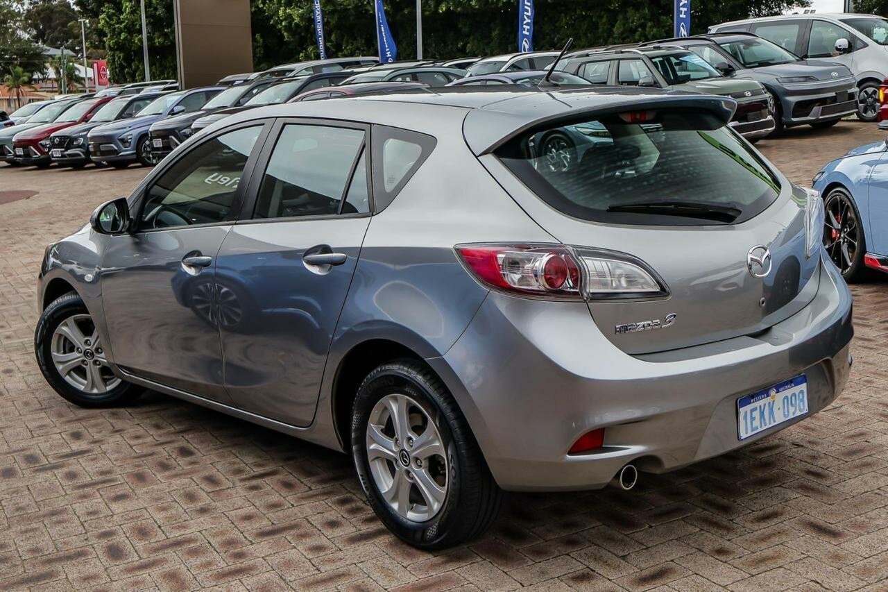 Mazda 3 image 2