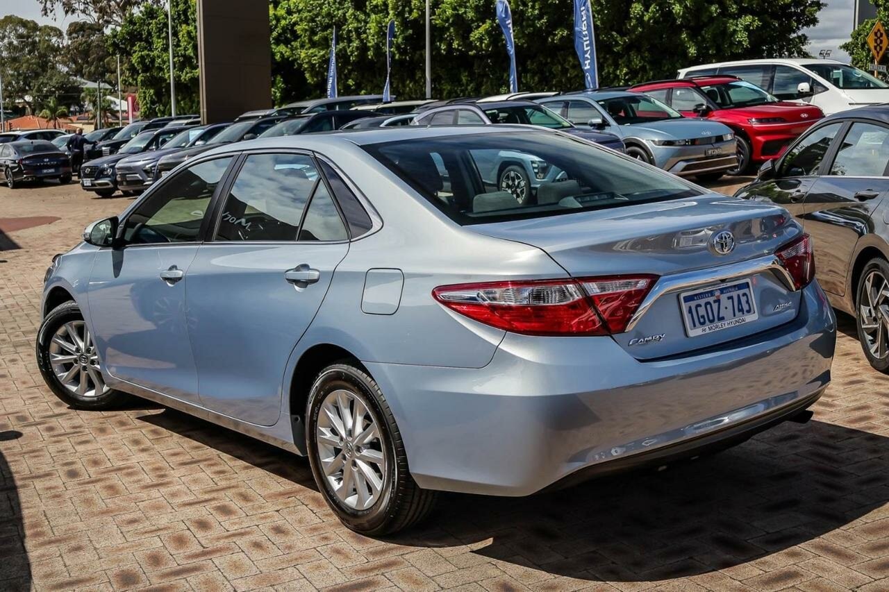 Toyota Camry image 2
