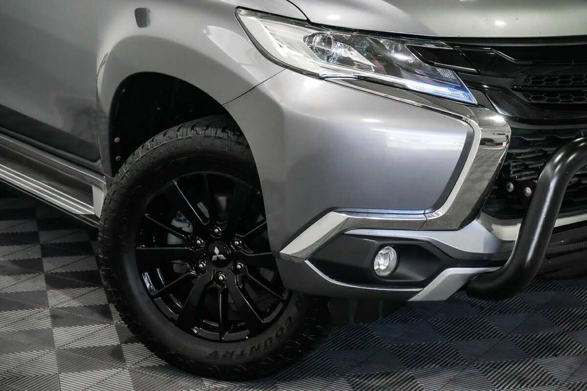 Mitsubishi Pajero Sport image 2