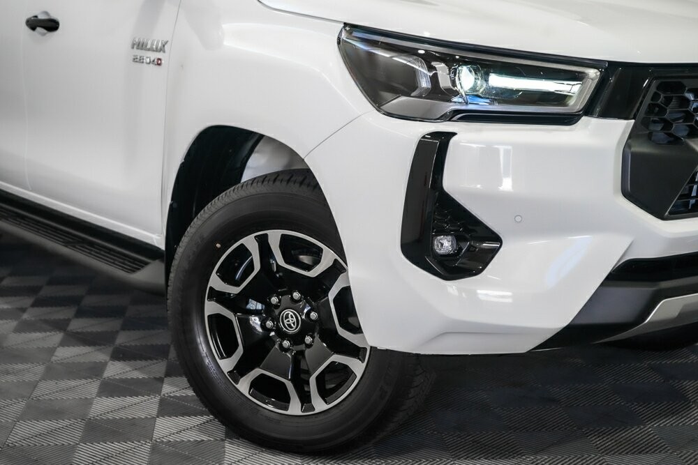 Toyota Hilux image 2