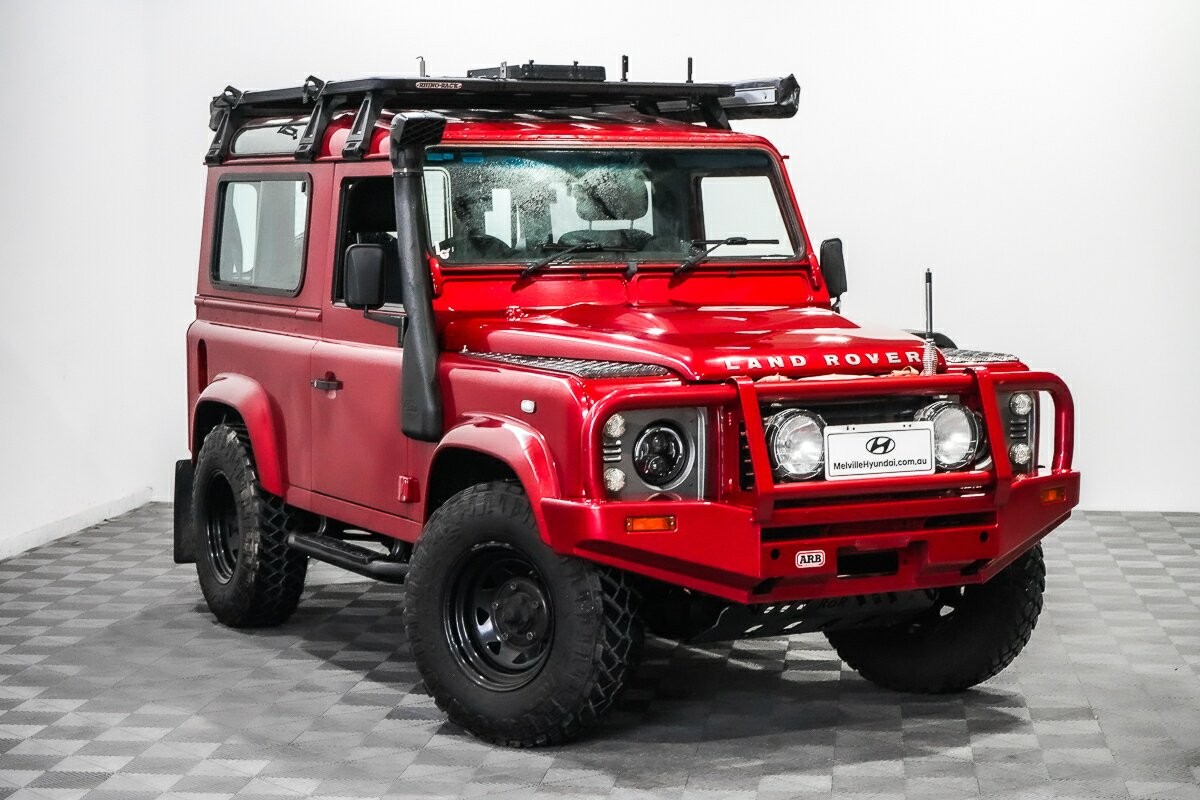 Land Rover Defender image 3