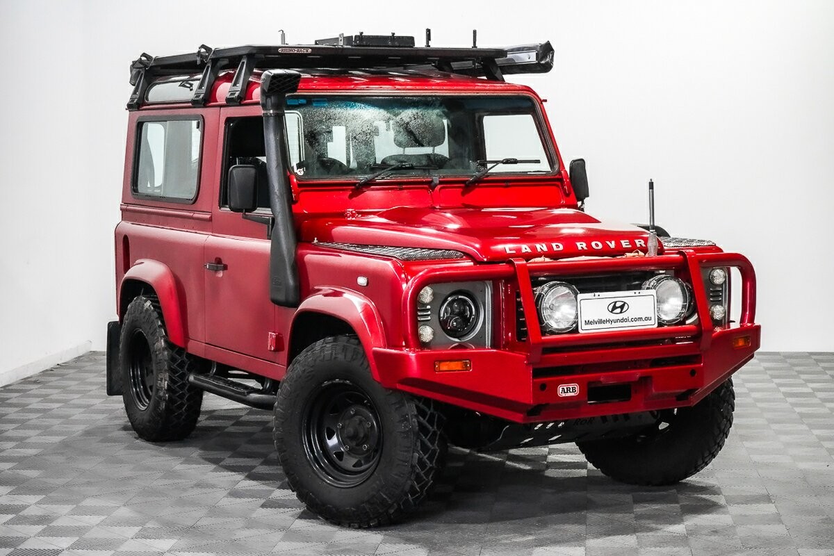 Land Rover Defender image 4