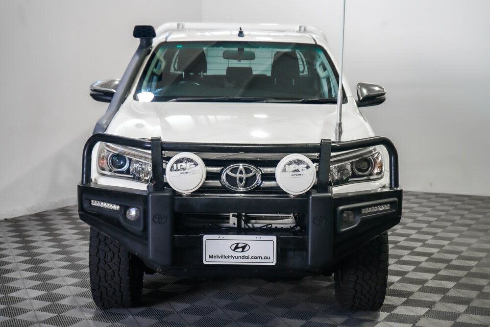 Toyota Hilux image 2