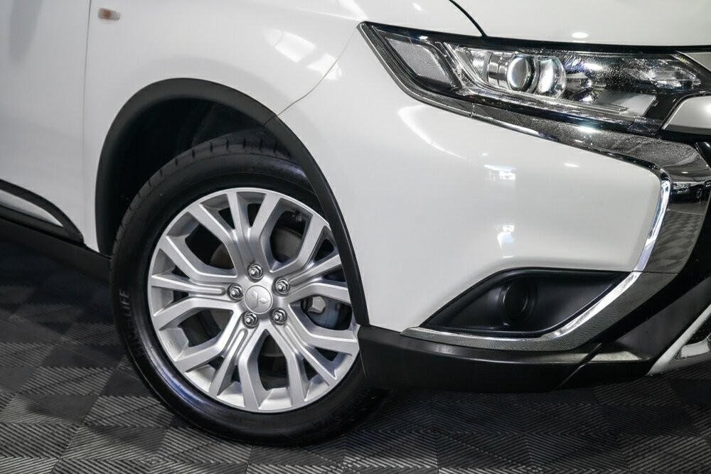 Mitsubishi Outlander image 2