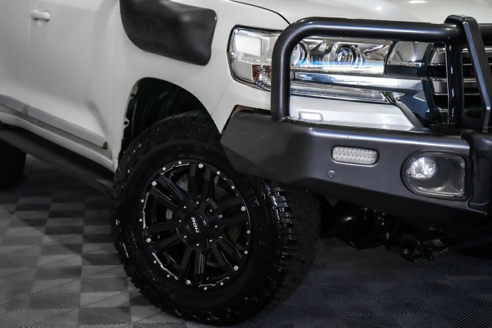 Toyota Landcruiser image 2