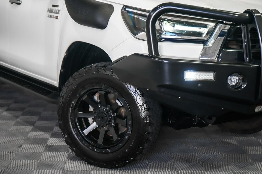 Toyota Hilux image 2