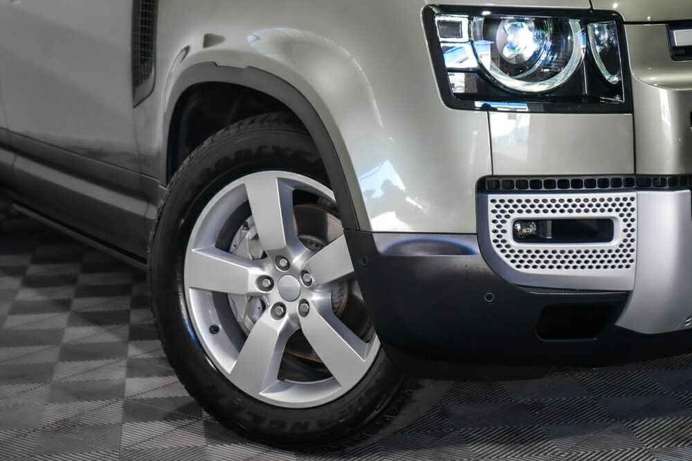 Land Rover Defender image 2
