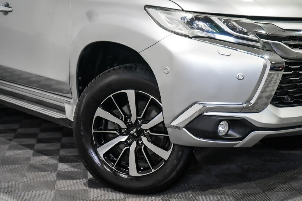 Mitsubishi Pajero Sport image 2