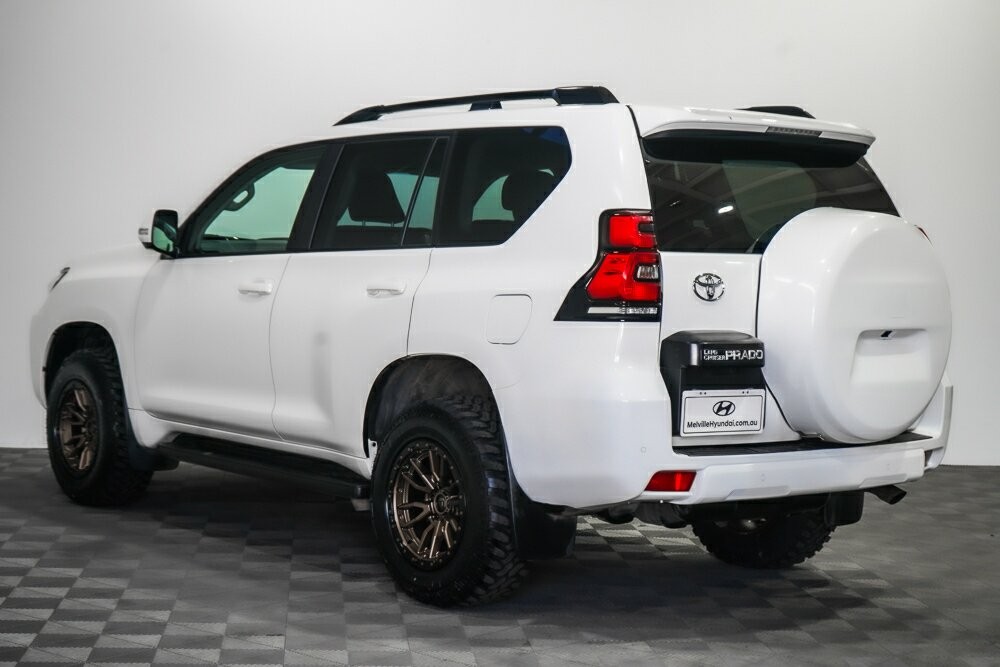 Toyota Landcruiser Prado image 4
