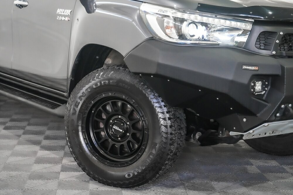Toyota Hilux image 2