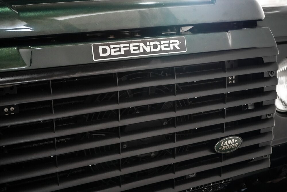 Land Rover Defender image 3